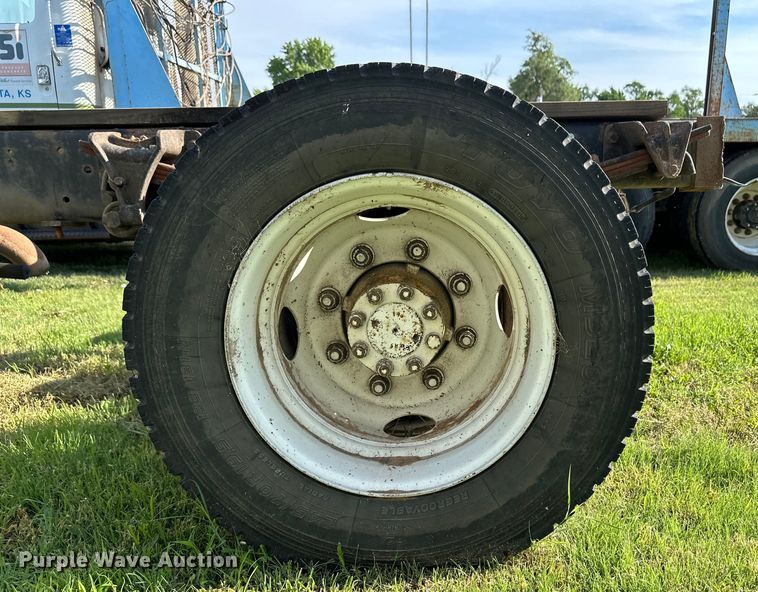 image for item OI9247 2003 International 4300 truck cab and chassis