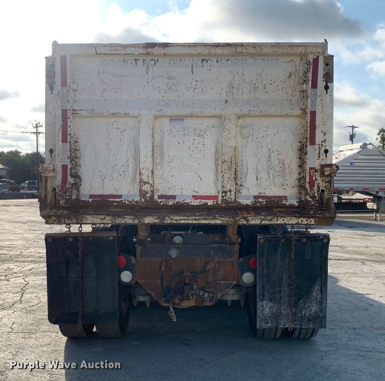 image for item DM7926 2015 Peterbilt 348 dump truck