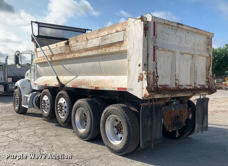 image for item DM7926 2015 Peterbilt 348 dump truck