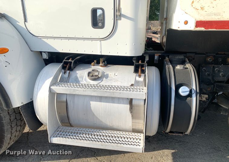 image for item DM7926 2015 Peterbilt 348 dump truck