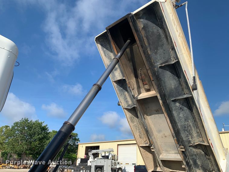 image for item DM7926 2015 Peterbilt 348 dump truck