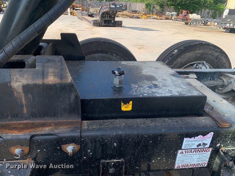 image for item DM7926 2015 Peterbilt 348 dump truck