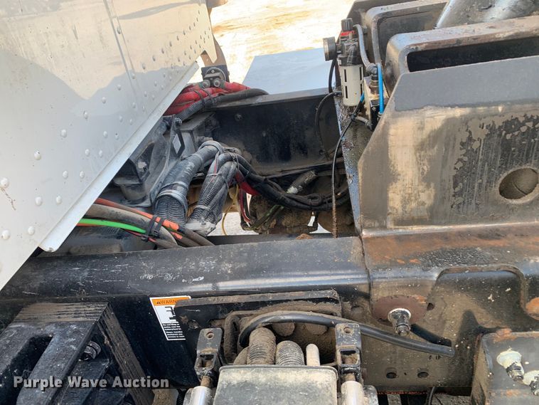 image for item DM7926 2015 Peterbilt 348 dump truck