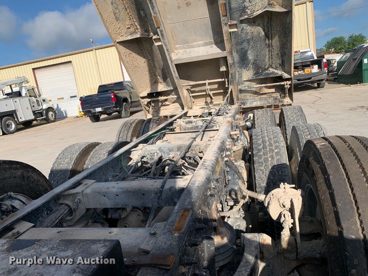 image for item DM7926 2015 Peterbilt 348 dump truck