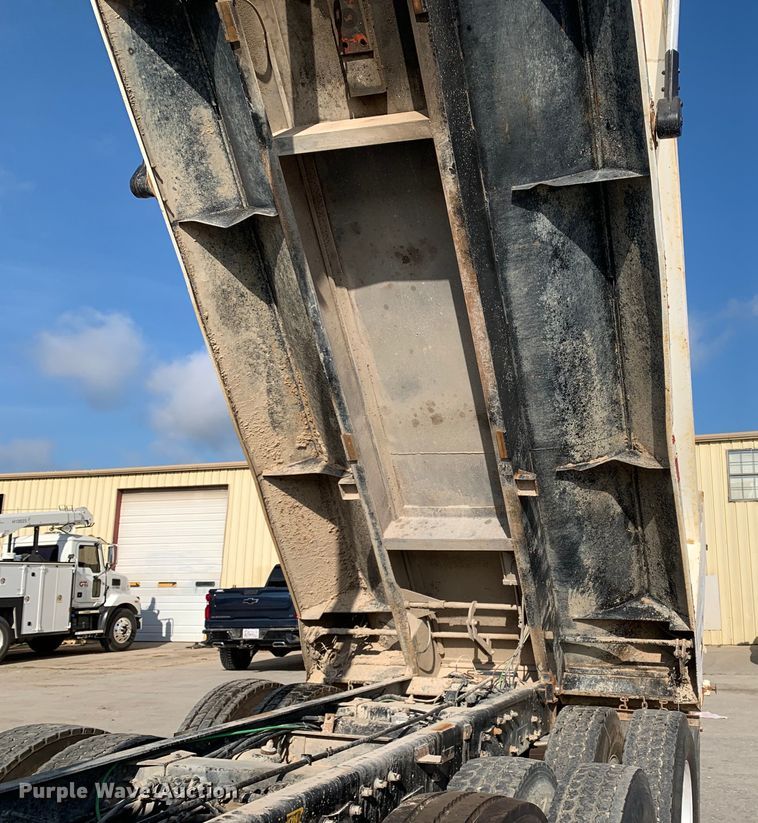 image for item DM7926 2015 Peterbilt 348 dump truck