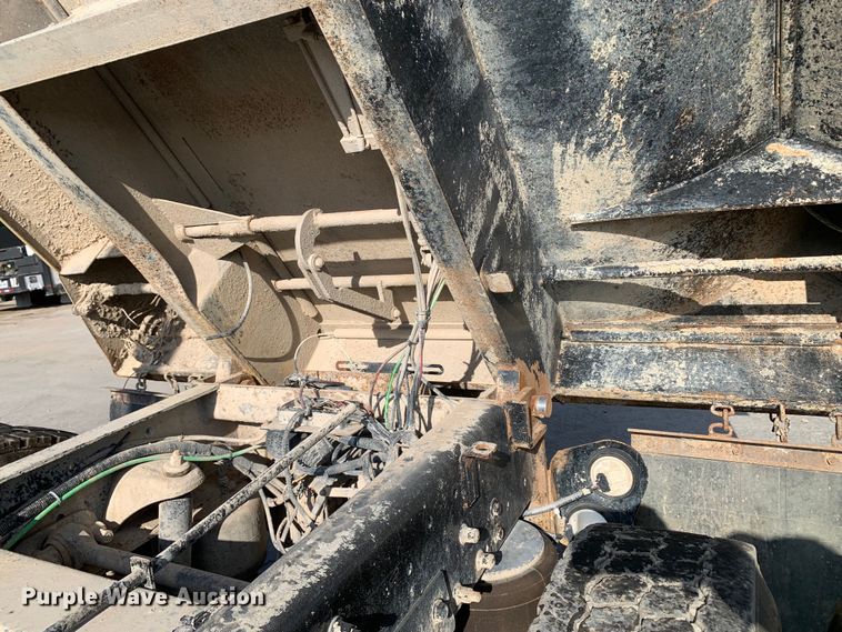 image for item DM7926 2015 Peterbilt 348 dump truck