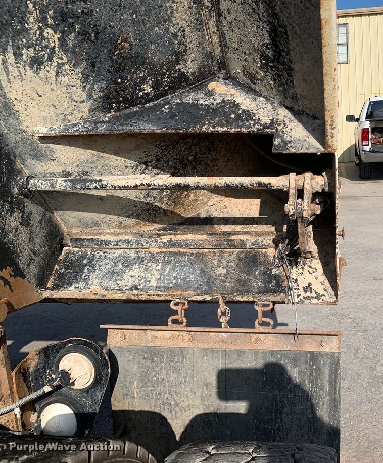 image for item DM7926 2015 Peterbilt 348 dump truck