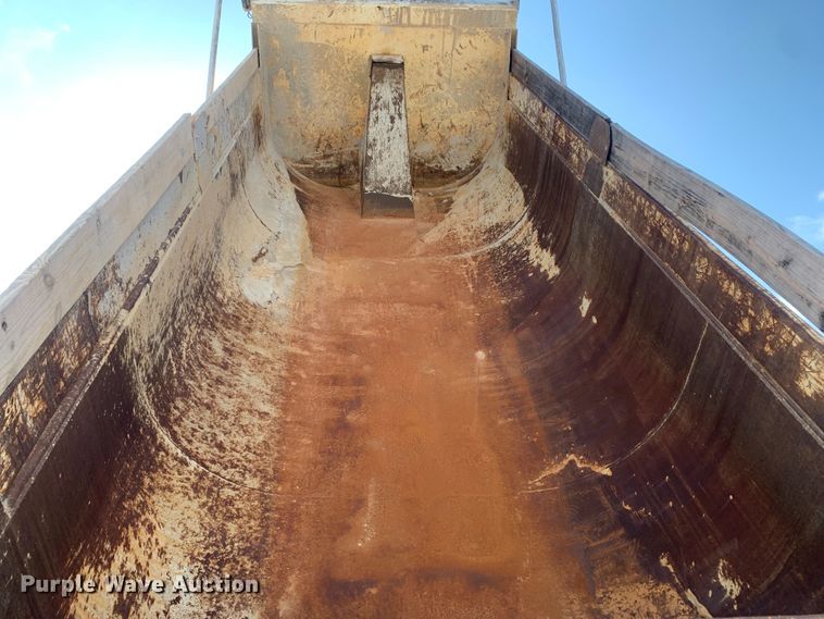 image for item DM7926 2015 Peterbilt 348 dump truck