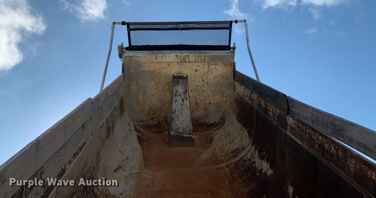 image for item DM7926 2015 Peterbilt 348 dump truck