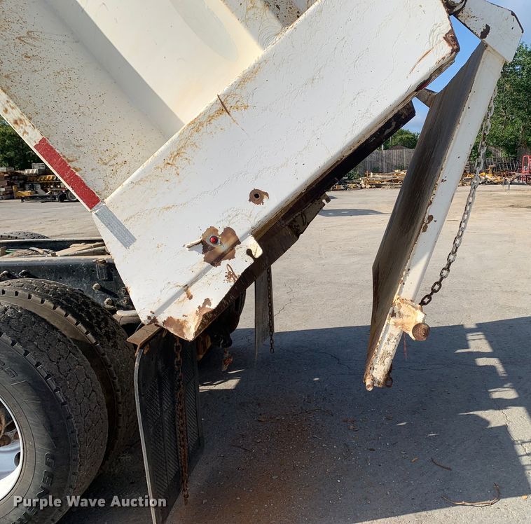 image for item DM7926 2015 Peterbilt 348 dump truck