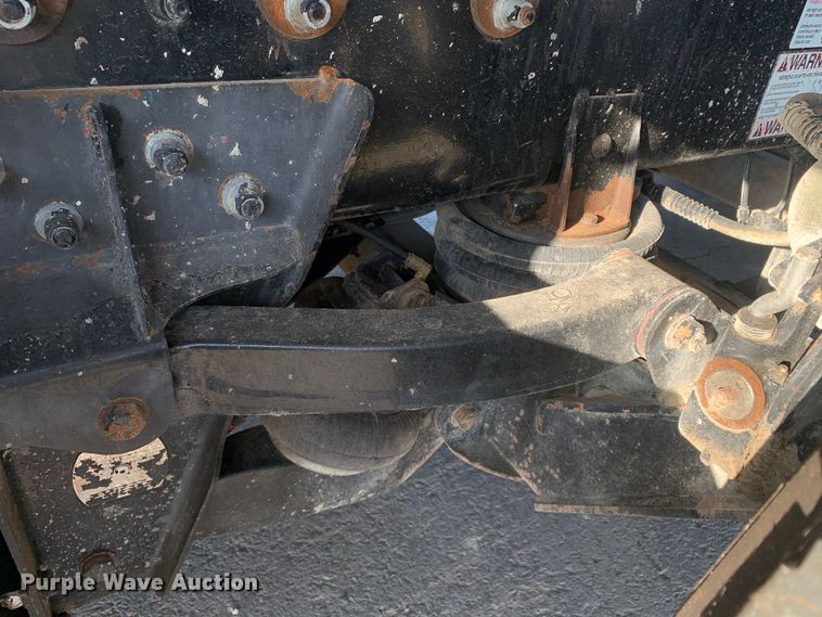 image for item DM7926 2015 Peterbilt 348 dump truck