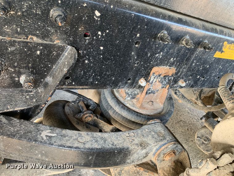 image for item DM7926 2015 Peterbilt 348 dump truck