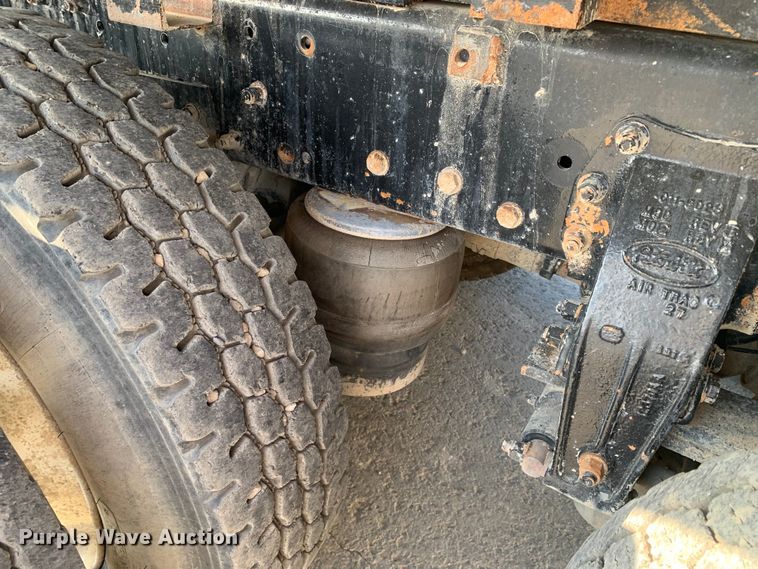 image for item DM7926 2015 Peterbilt 348 dump truck