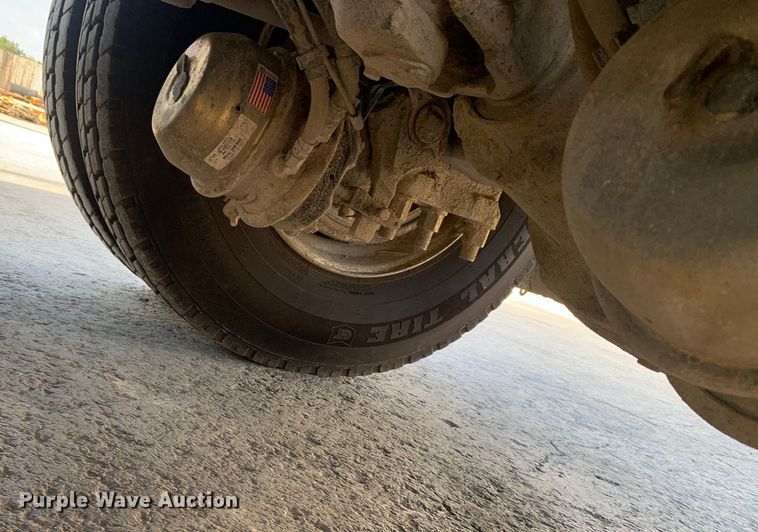 image for item DM7926 2015 Peterbilt 348 dump truck