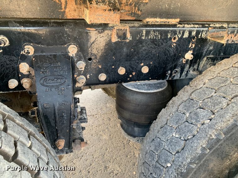 image for item DM7926 2015 Peterbilt 348 dump truck