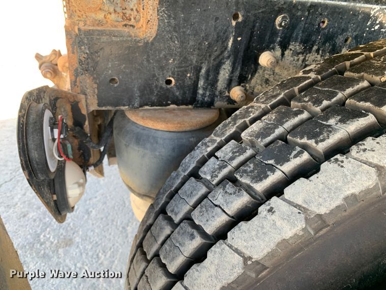 image for item DM7926 2015 Peterbilt 348 dump truck