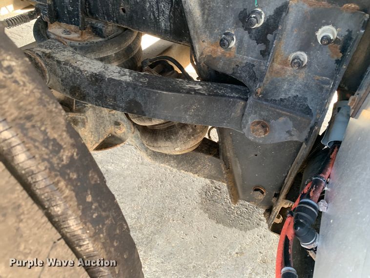 image for item DM7926 2015 Peterbilt 348 dump truck