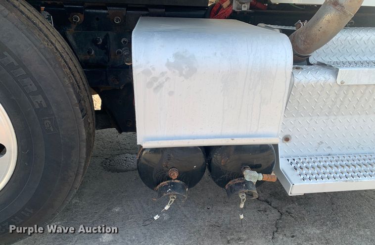 image for item DM7926 2015 Peterbilt 348 dump truck