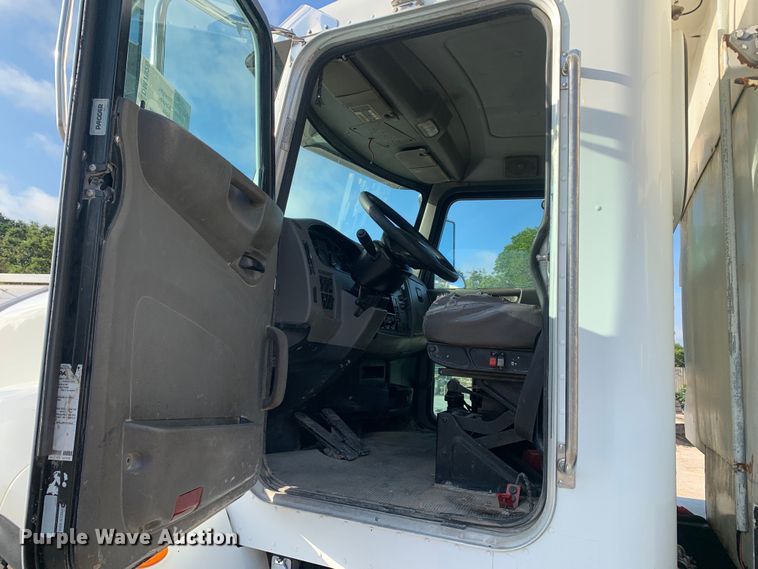 image for item DM7926 2015 Peterbilt 348 dump truck