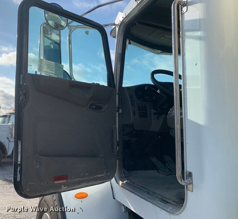 image for item DM7926 2015 Peterbilt 348 dump truck