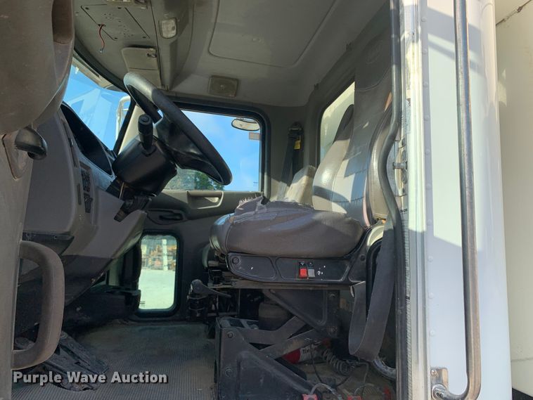 image for item DM7926 2015 Peterbilt 348 dump truck