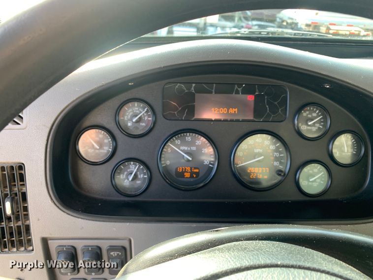 image for item DM7926 2015 Peterbilt 348 dump truck