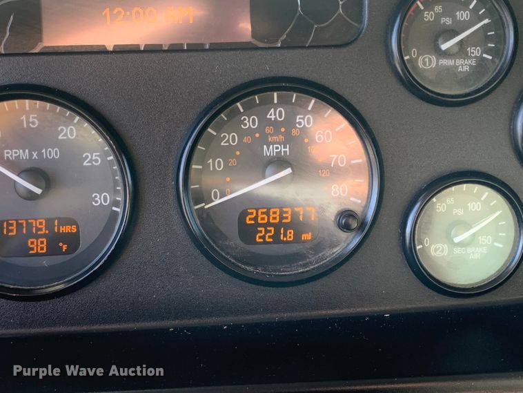 image for item DM7926 2015 Peterbilt 348 dump truck