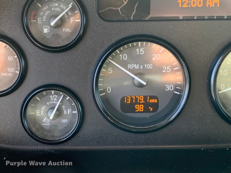 image for item DM7926 2015 Peterbilt 348 dump truck