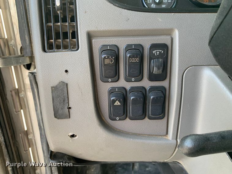 image for item DM7926 2015 Peterbilt 348 dump truck