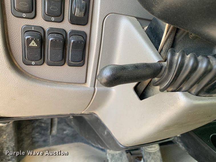 image for item DM7926 2015 Peterbilt 348 dump truck