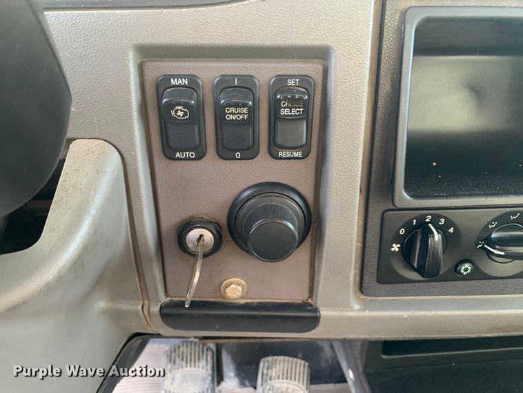 image for item DM7926 2015 Peterbilt 348 dump truck