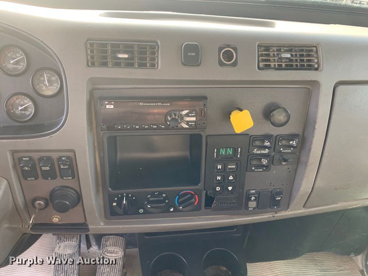 image for item DM7926 2015 Peterbilt 348 dump truck