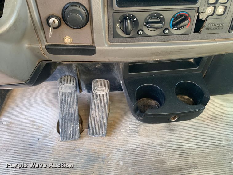 image for item DM7926 2015 Peterbilt 348 dump truck