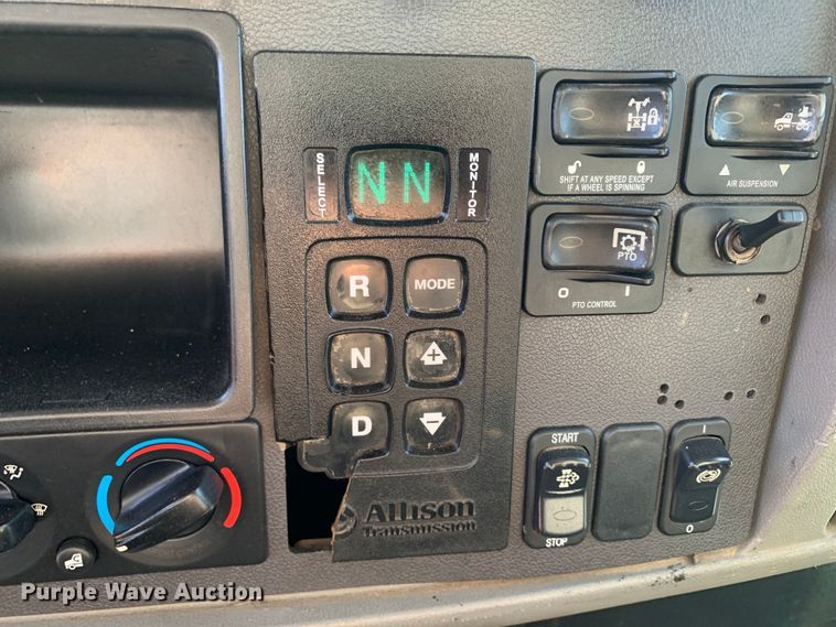 image for item DM7926 2015 Peterbilt 348 dump truck