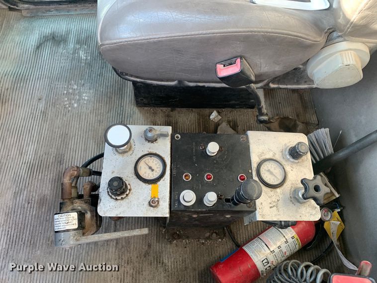 image for item DM7926 2015 Peterbilt 348 dump truck