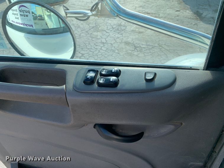 image for item DM7926 2015 Peterbilt 348 dump truck