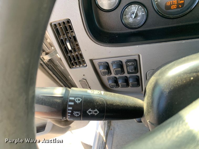 image for item DM7926 2015 Peterbilt 348 dump truck