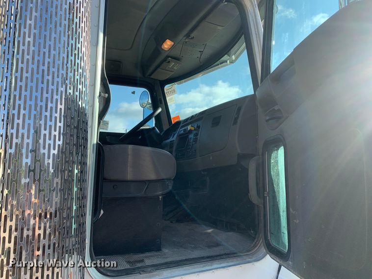 image for item DM7926 2015 Peterbilt 348 dump truck