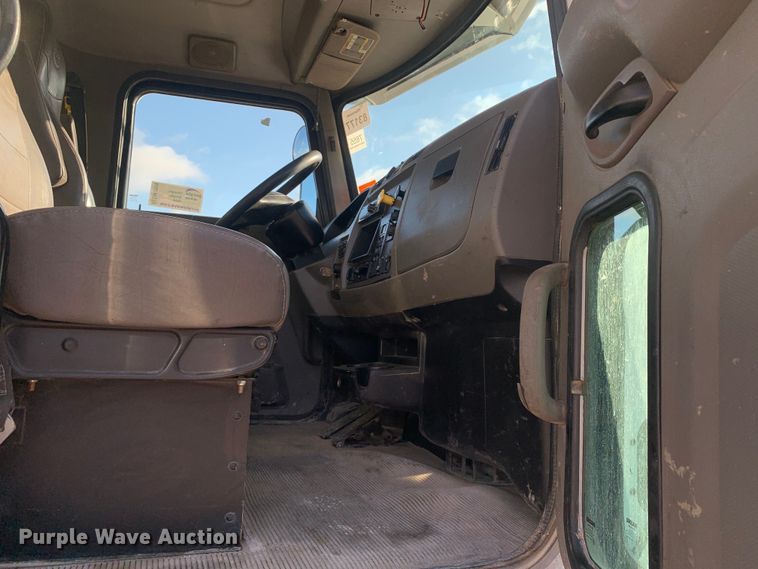 image for item DM7926 2015 Peterbilt 348 dump truck