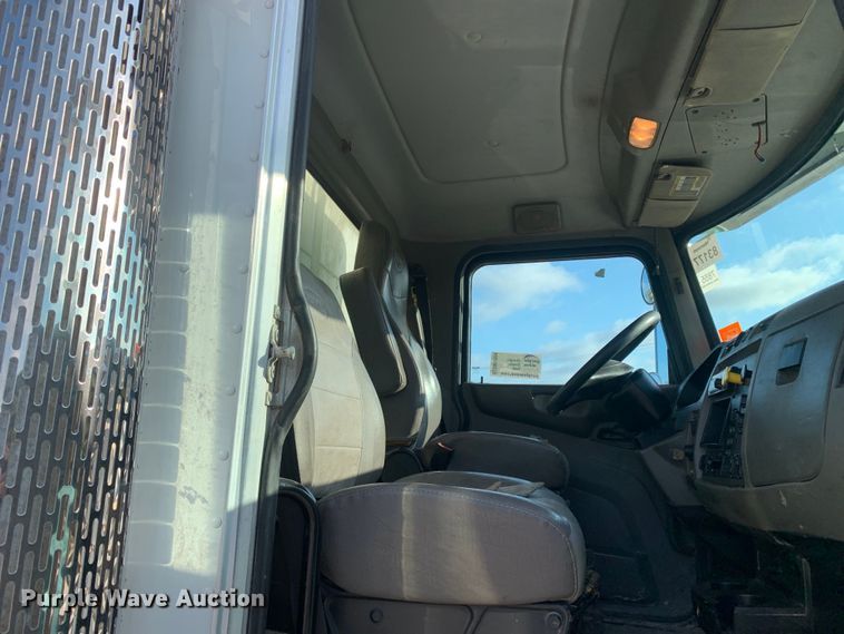 image for item DM7926 2015 Peterbilt 348 dump truck