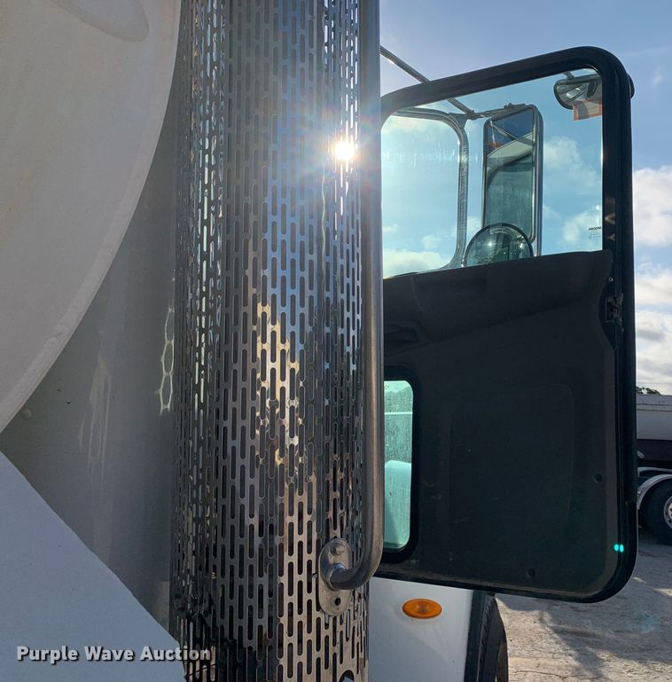 image for item DM7926 2015 Peterbilt 348 dump truck