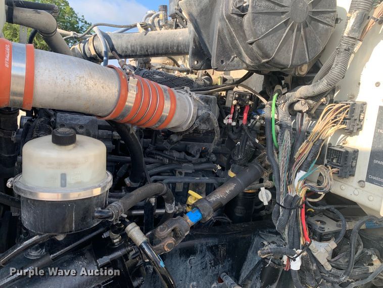 image for item DM7926 2015 Peterbilt 348 dump truck