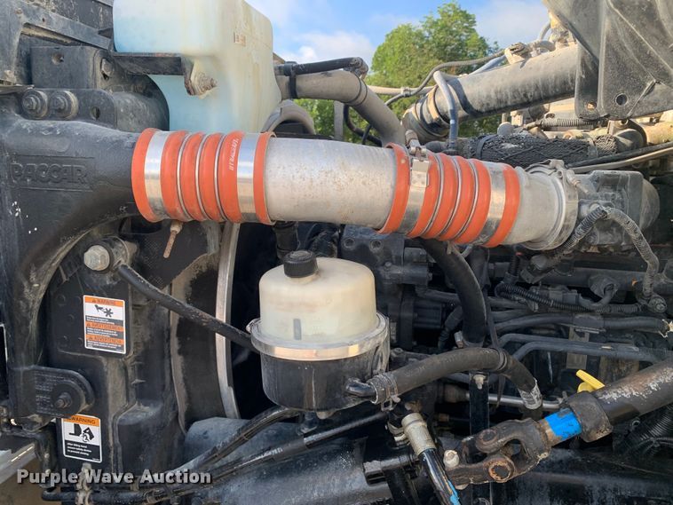 image for item DM7926 2015 Peterbilt 348 dump truck