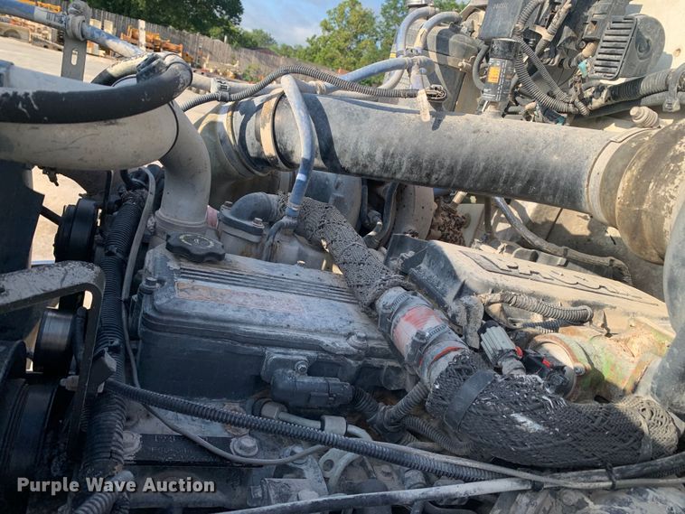 image for item DM7926 2015 Peterbilt 348 dump truck