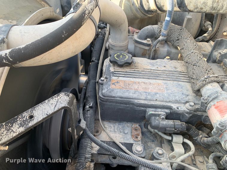 image for item DM7926 2015 Peterbilt 348 dump truck