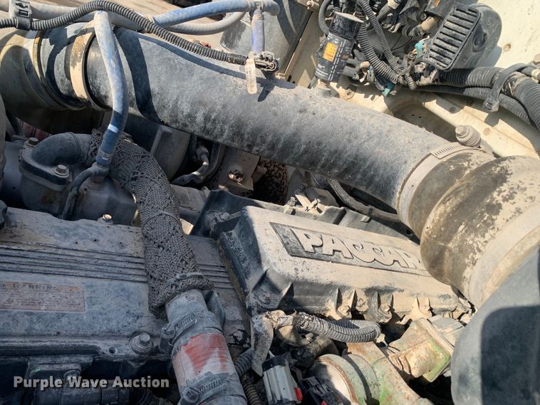 image for item DM7926 2015 Peterbilt 348 dump truck