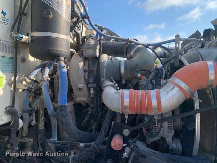 image for item DM7926 2015 Peterbilt 348 dump truck