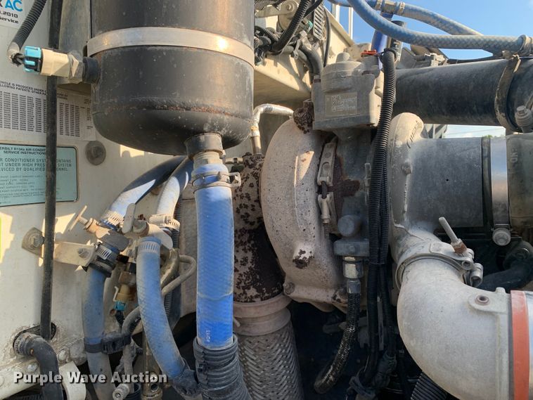 image for item DM7926 2015 Peterbilt 348 dump truck