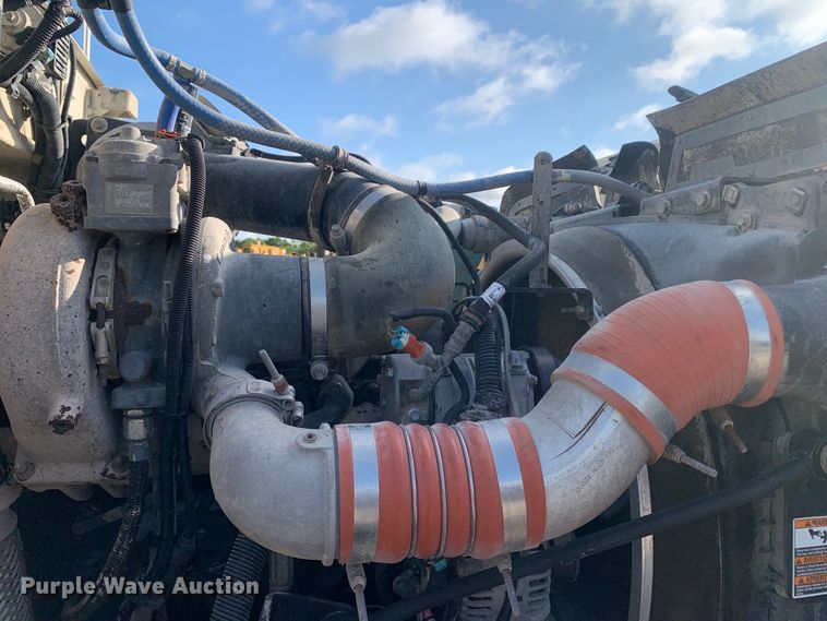 image for item DM7926 2015 Peterbilt 348 dump truck