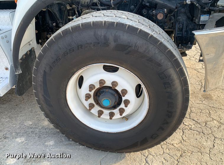 image for item DM7926 2015 Peterbilt 348 dump truck